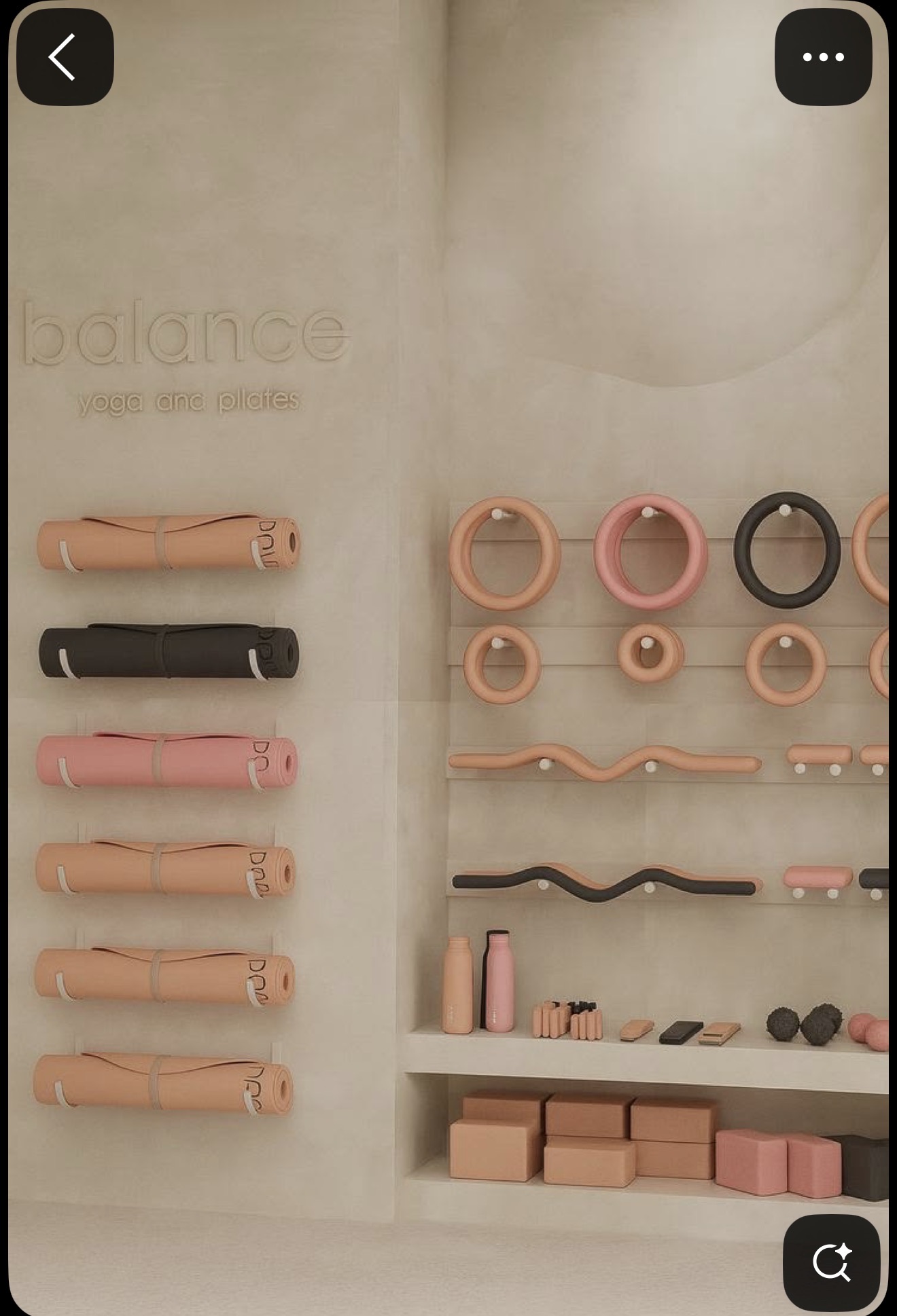 Rangement mural clair présentant rouleaux, anneaux, barres et accessoires disposés graphiquement.