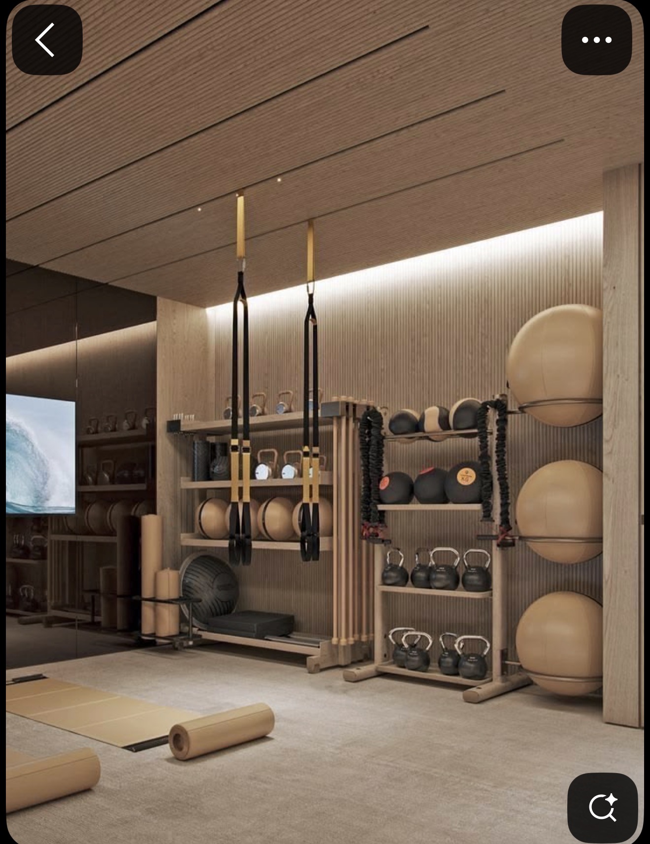 Intérieur contemporain avec plafond et murs en bois rainuré, rangements de matériel et lumière chaude.