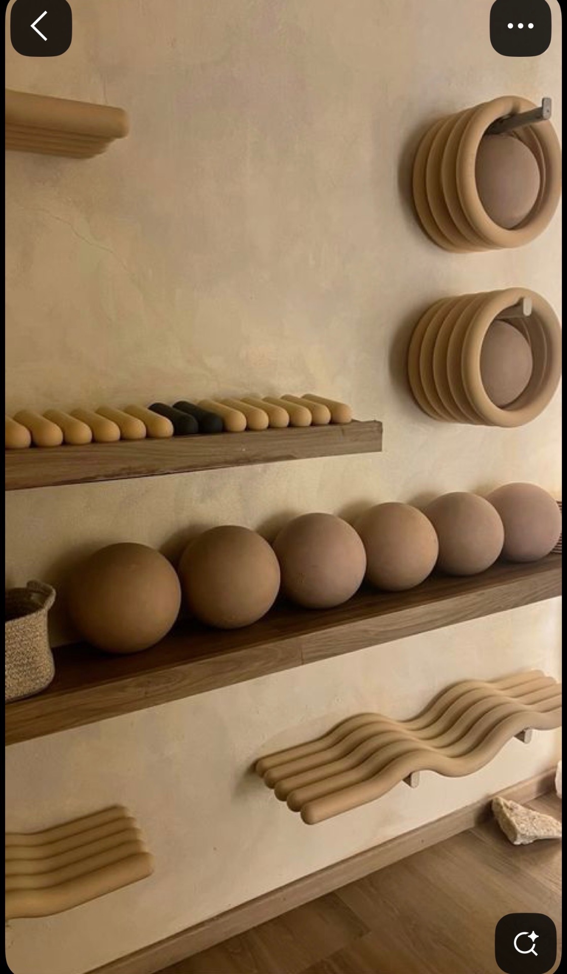 Gros plan de balles, anneaux et accessoires en bois naturel sur des étagères.